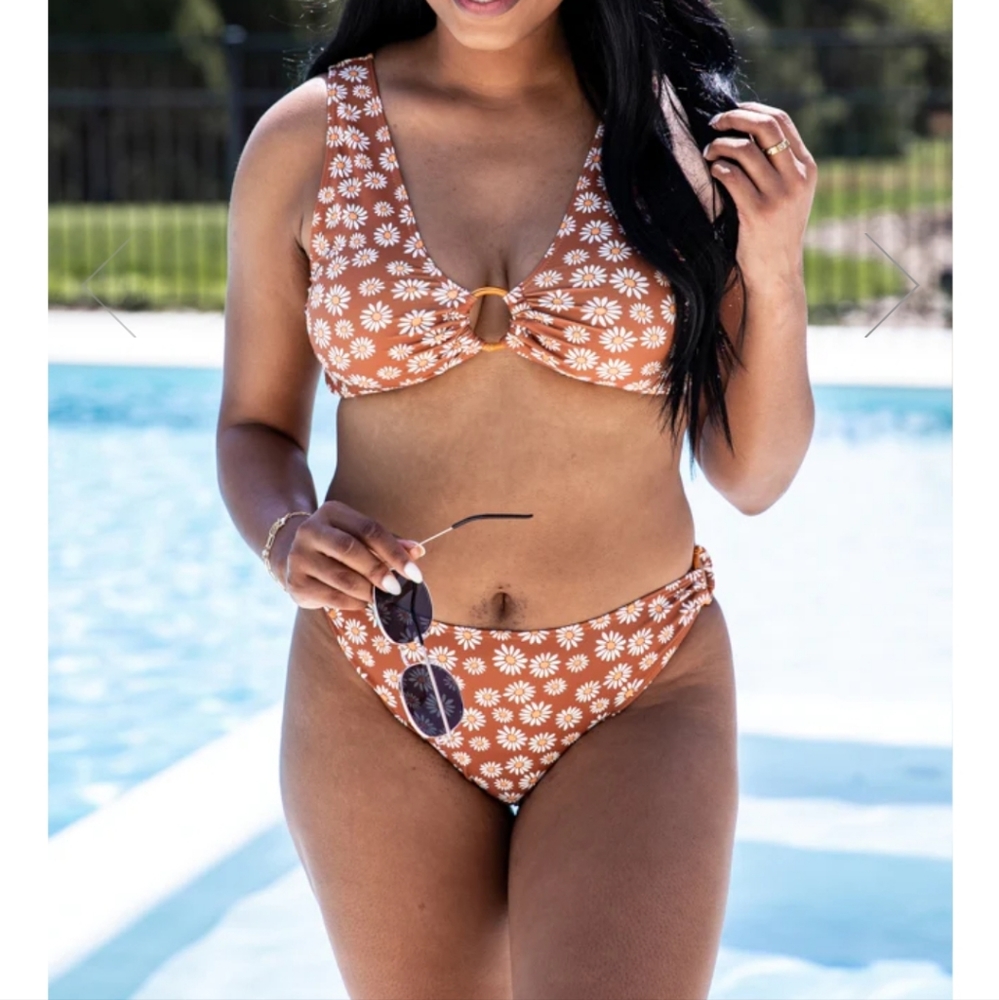 NWOT daisy bikini XL top Large bottoms
